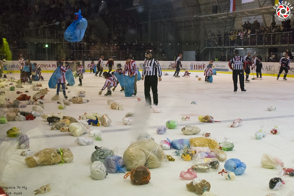 Cracovia - Podhale Nowy Targ - Teddy Bear Toss [SCTM - Asiek]